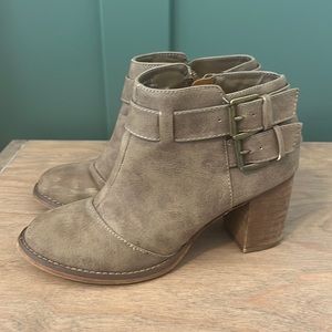 Brown sueded heeled boots!
